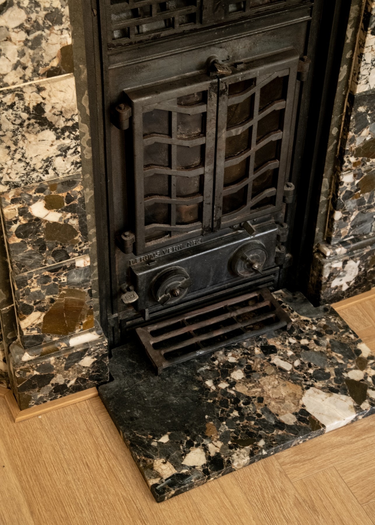 I hjørnet står en eldre kamin. Galleribilde