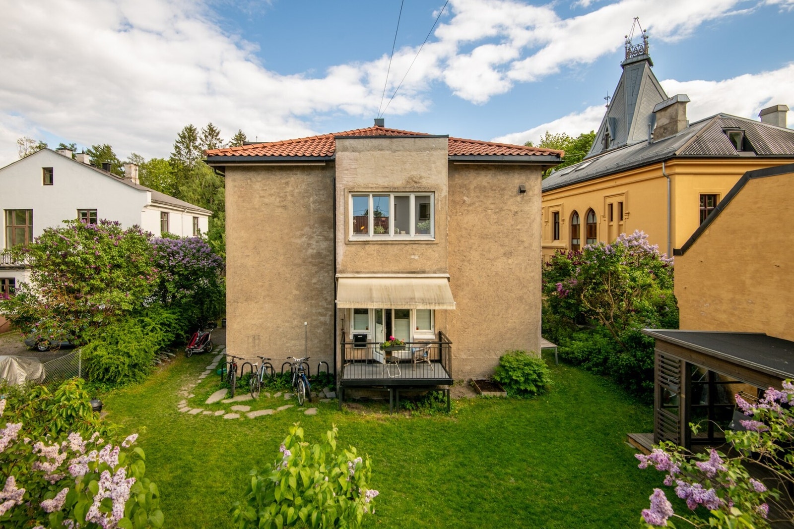 Dette er en ærverdig bygård fra 1932, hvorav gjeldende leilighet ble pusset opp i 2020. Galleribilde