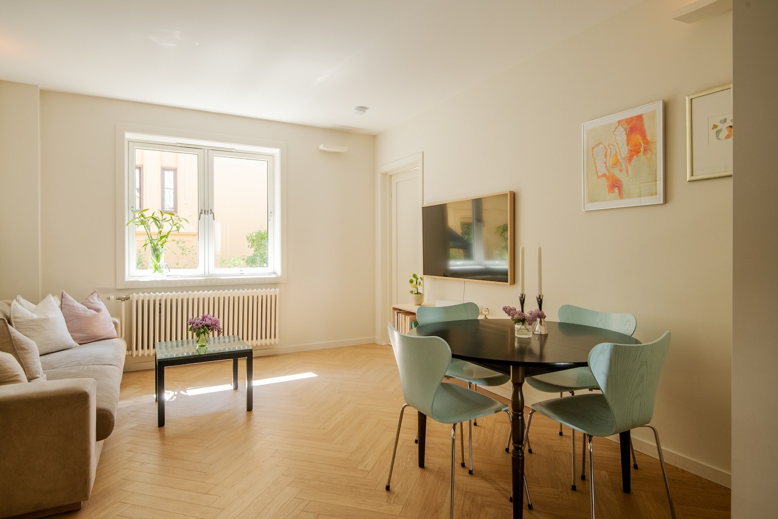 Stuen fremstår som lys og innbydende, med godt naturlig lysinnslipp fra det store vinduet. Galleribilde