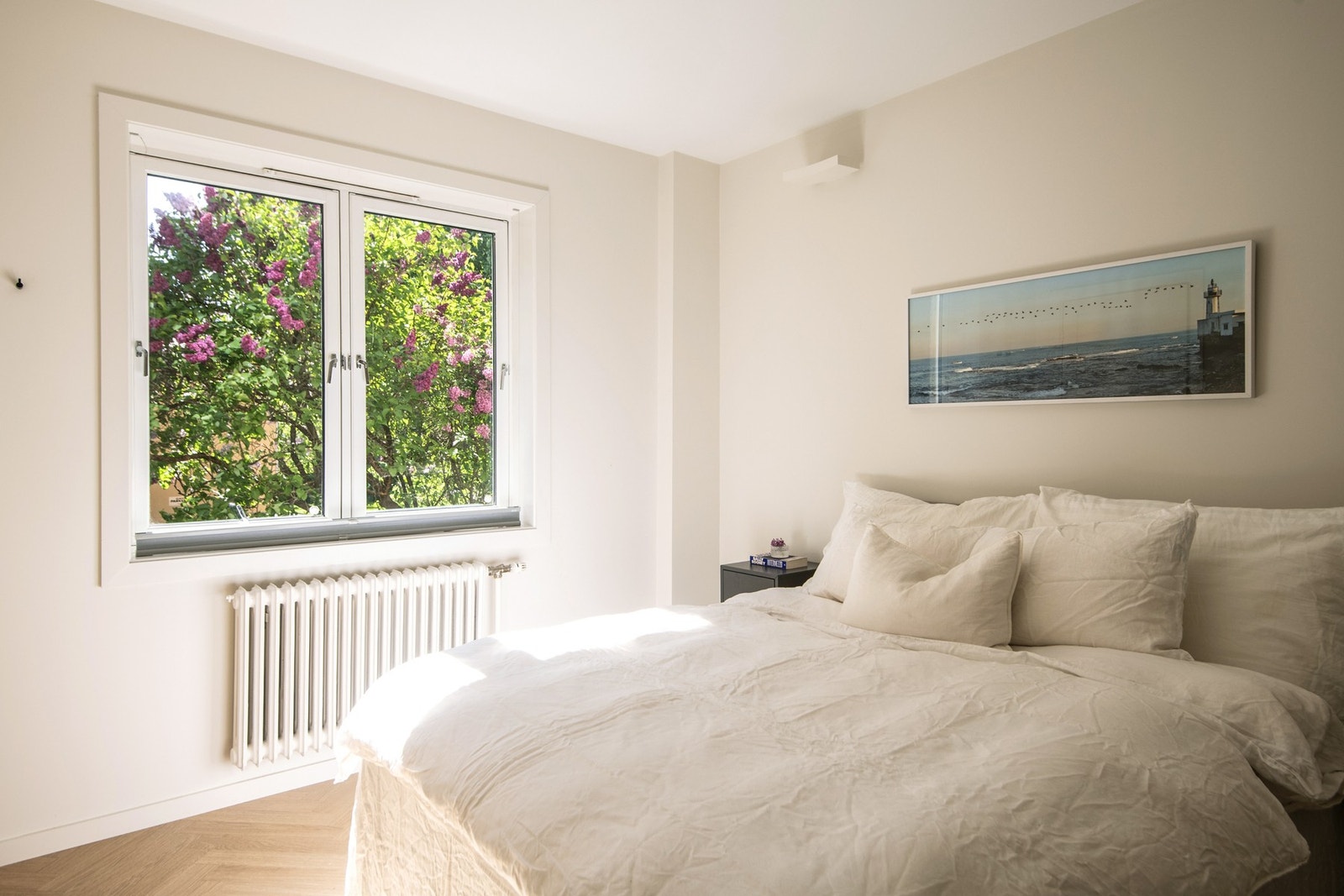 Hovedsoverommet er romslig og stilfullt innredet, med god plass til dobbeltseng, nattbord og øvrig møblement. Galleribilde