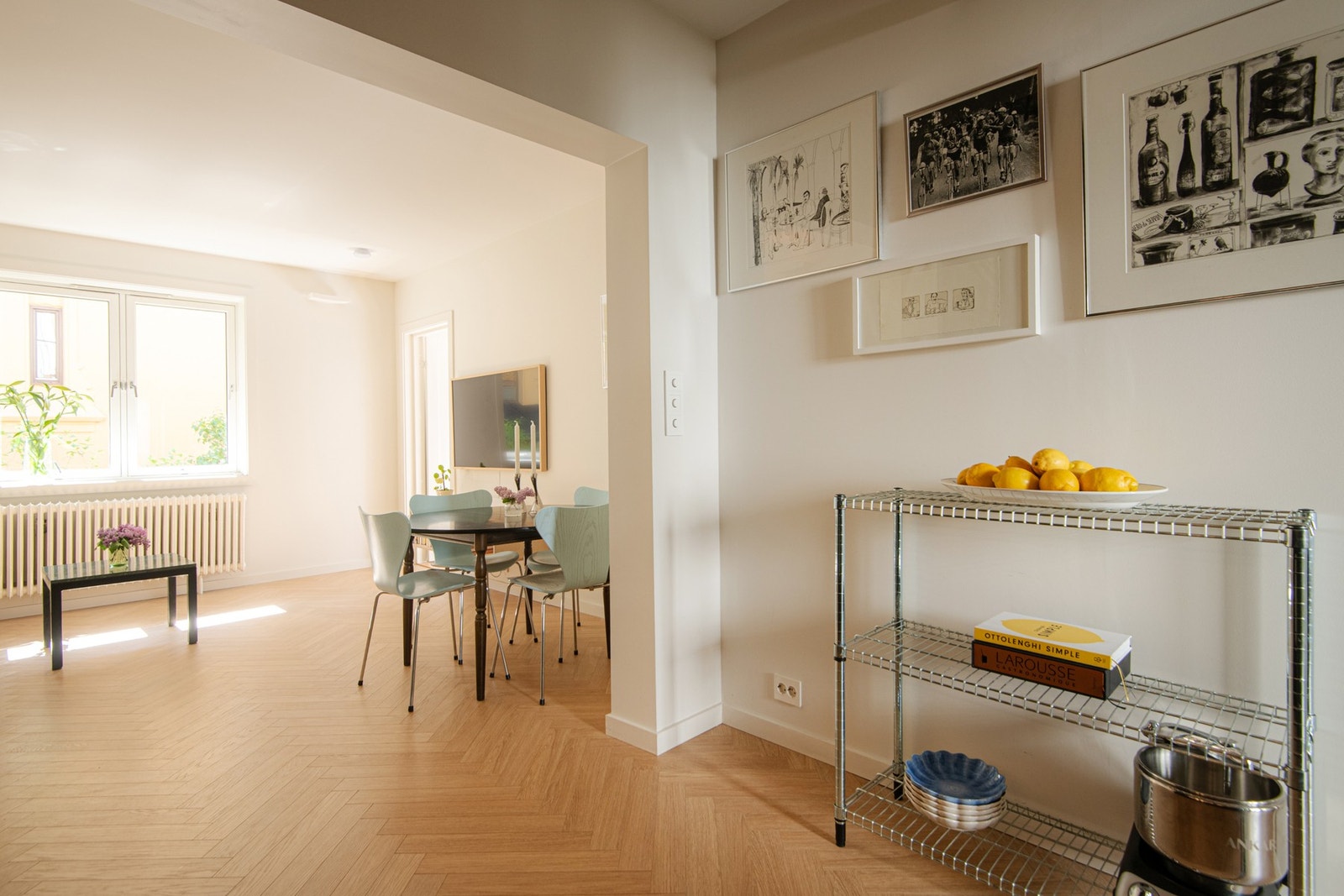 Det naturlige lyset fra stuevinduet også kommer kjøkkenet til gode. Galleribilde