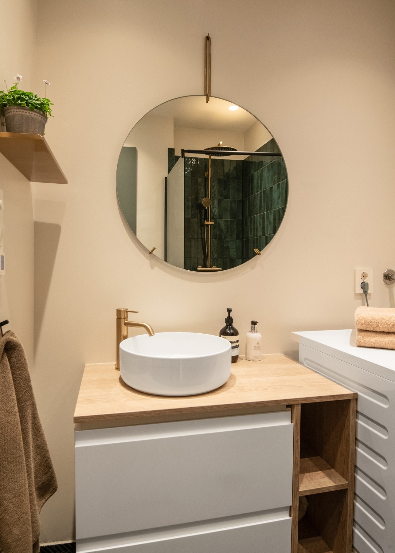 Badet er stilfullt innredet med fliser i dusjsonen og malte våtromsplater på øvrige veggflater, som sammen skaper et moderne og rent uttrykk. Galleribilde