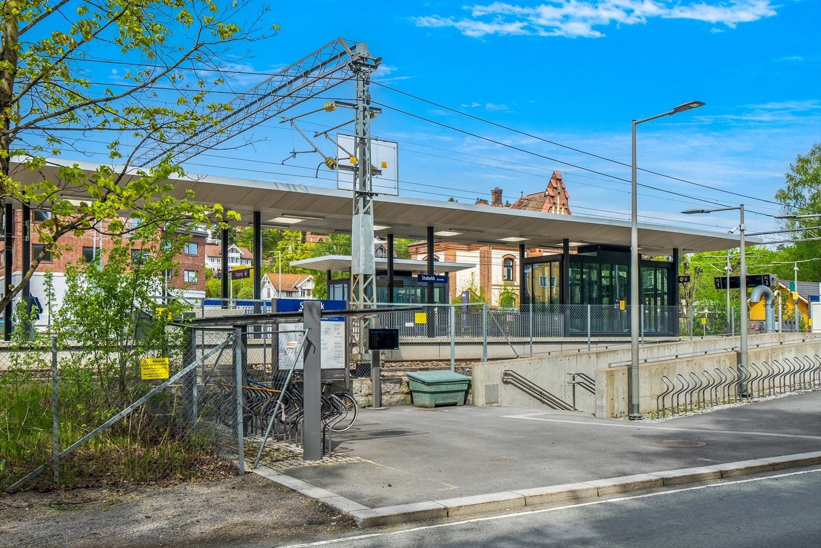 Det tar ca. 10 minutter å gå til stasjonen fra leiligheten. Galleribilde