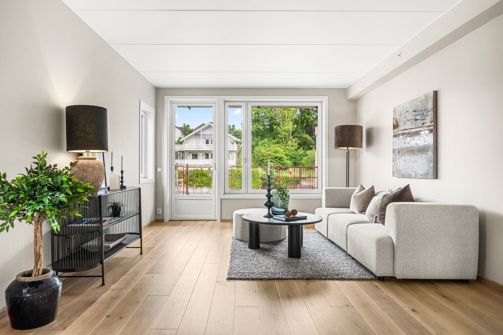 I stuen er det store vindusflater som gir godt med lysinnslipp. Fra stuen har du adkomst til en balkong på ca 14 kvm. Galleribilde