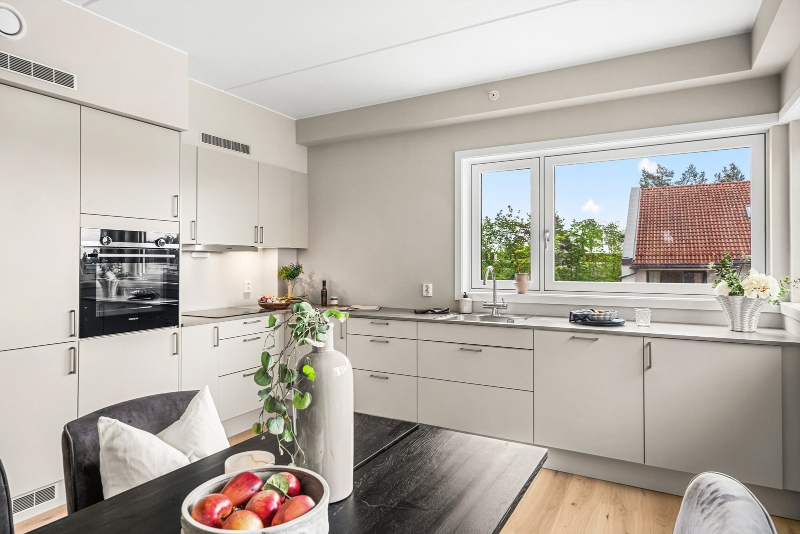 Kjøkkenet er levert av Sigdal med integrerte hvitevarer fra Siemens. Galleribilde