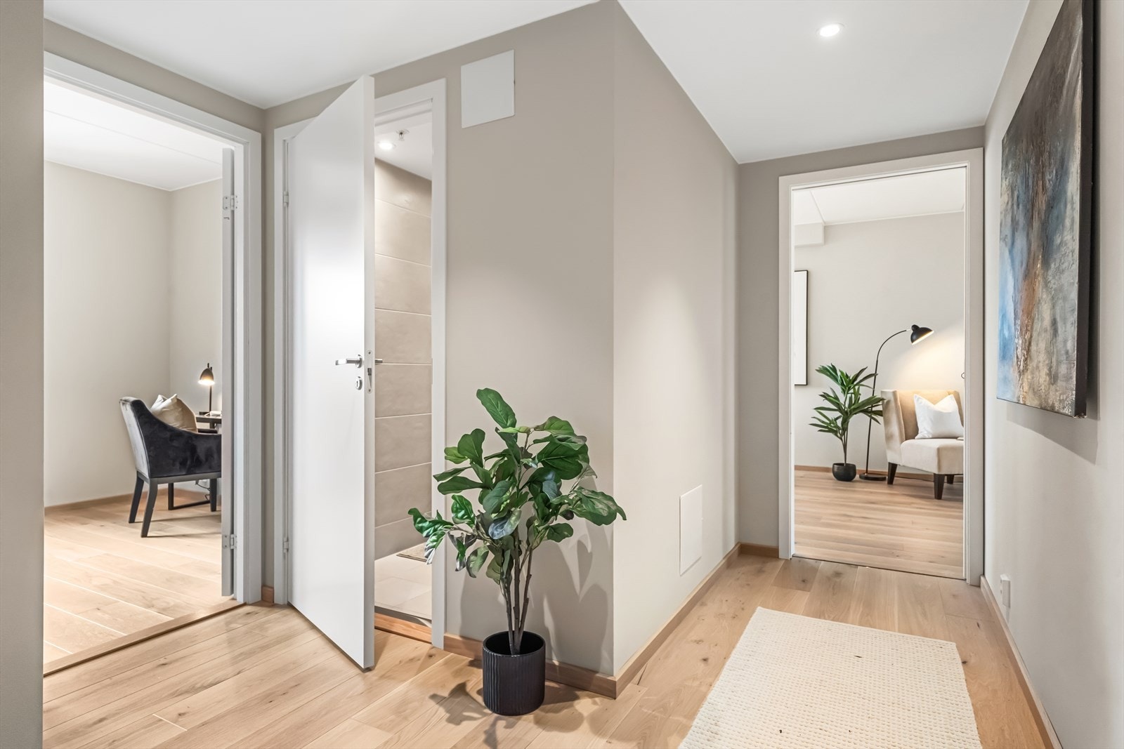 Moderne og delikat fargevalg er gjennomgående for leilighetens vegger. Galleribilde