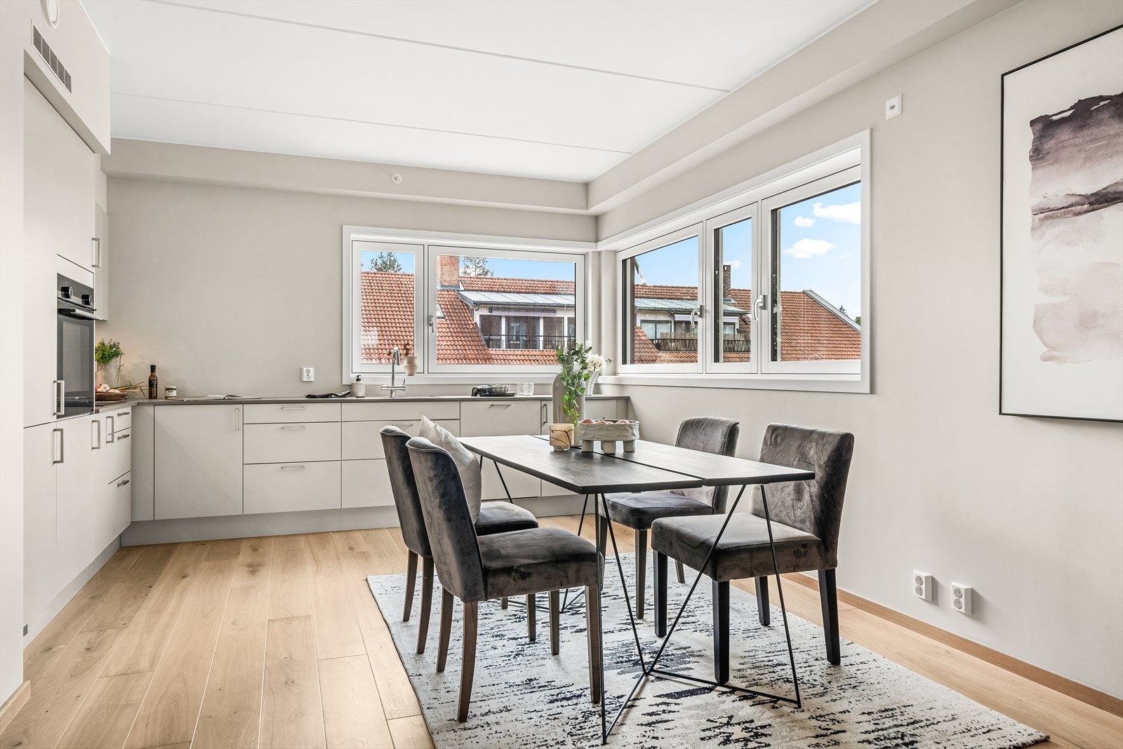 Mellom stue og kjøkken har du plass til et spisebord i en egen sone. Galleribilde