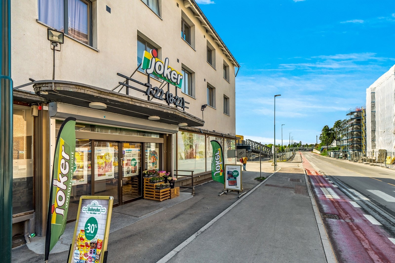 På andre siden av veien for leiligheten finner du dagligvarebutikken Joker. Galleribilde
