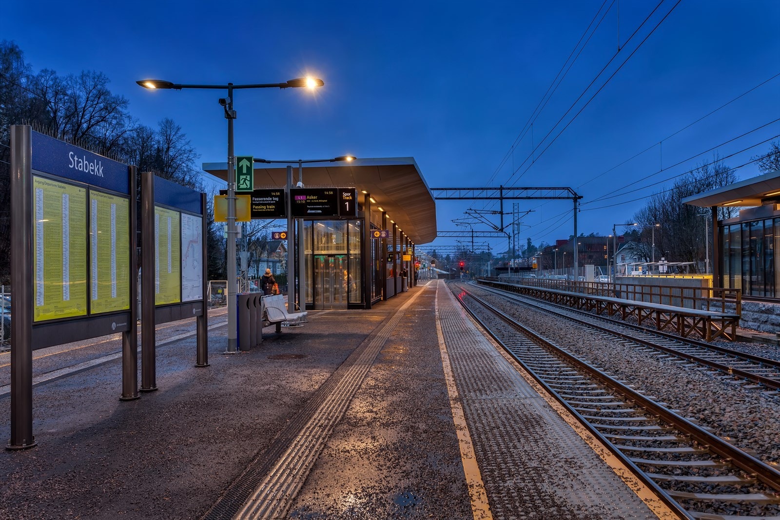 Stabekk stasjon med togavganger innover mot Oslo. Galleribilde