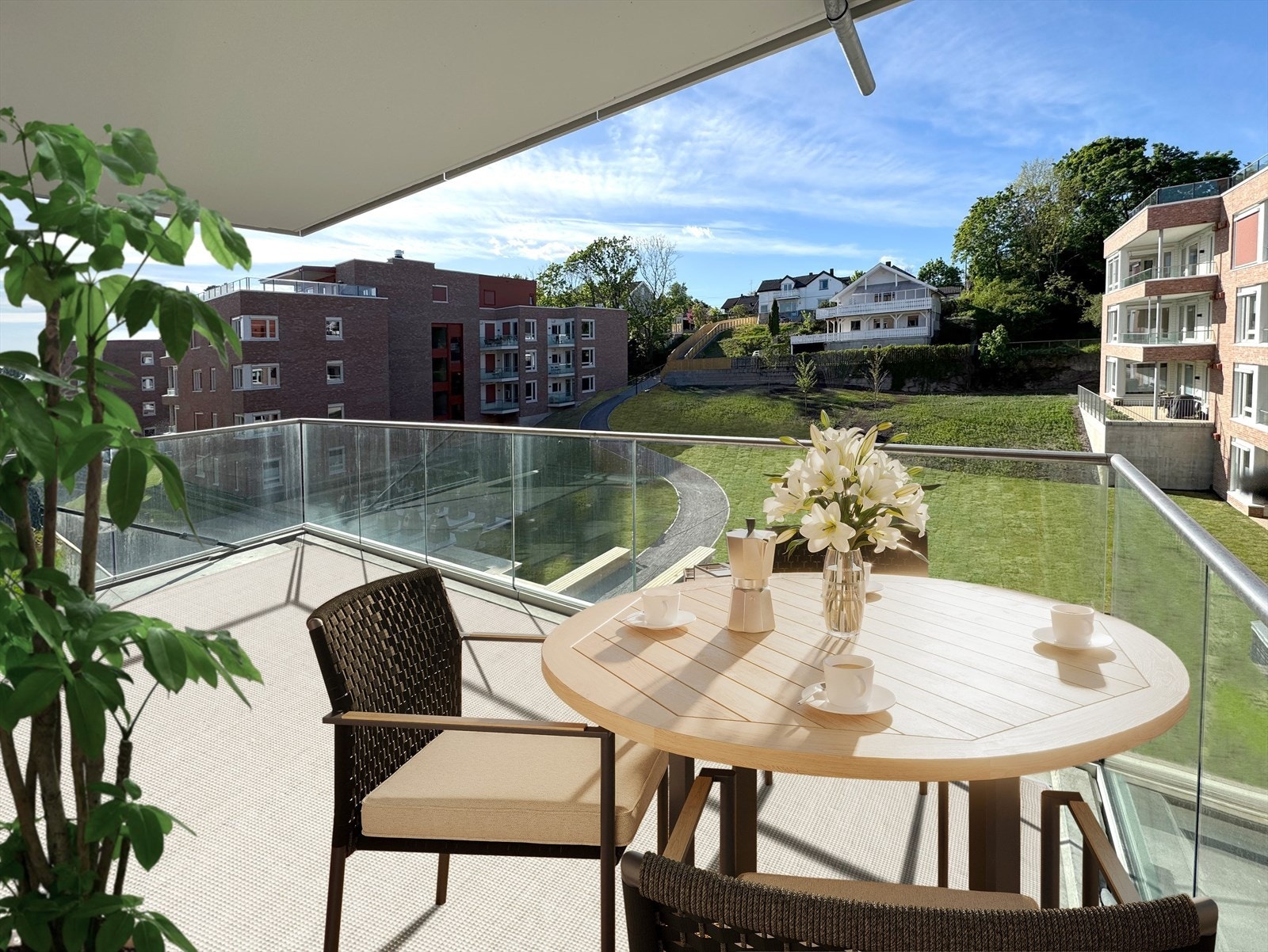 Superhyggelig balkong ut mot frodig parkområdet mellom de andre byggene. Galleribilde