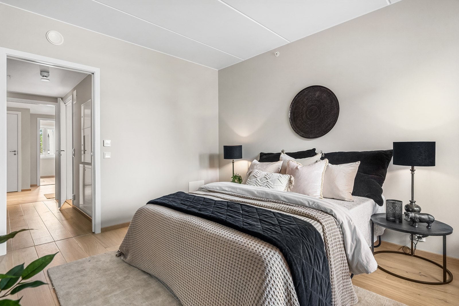 Leilighetens hovedsoverom med god plass til garderobe. Galleribilde