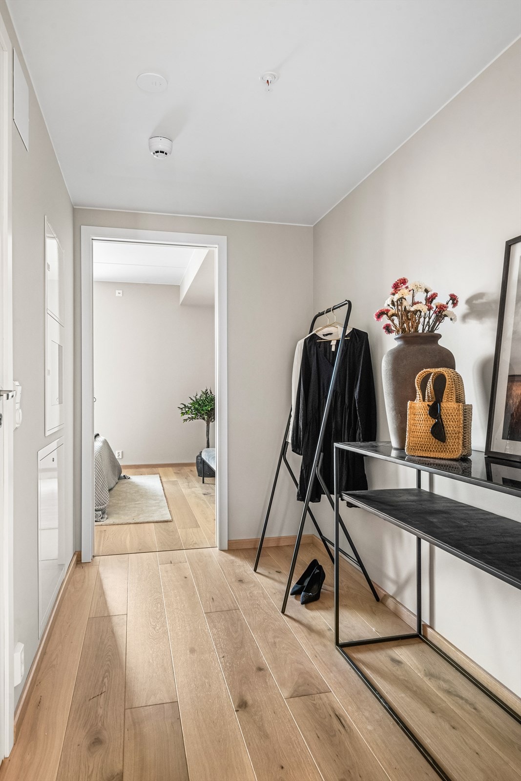 Mellom entréen og hovedsoverommet er det en gang, med adkomst til et av leilighetens to bad. Galleribilde