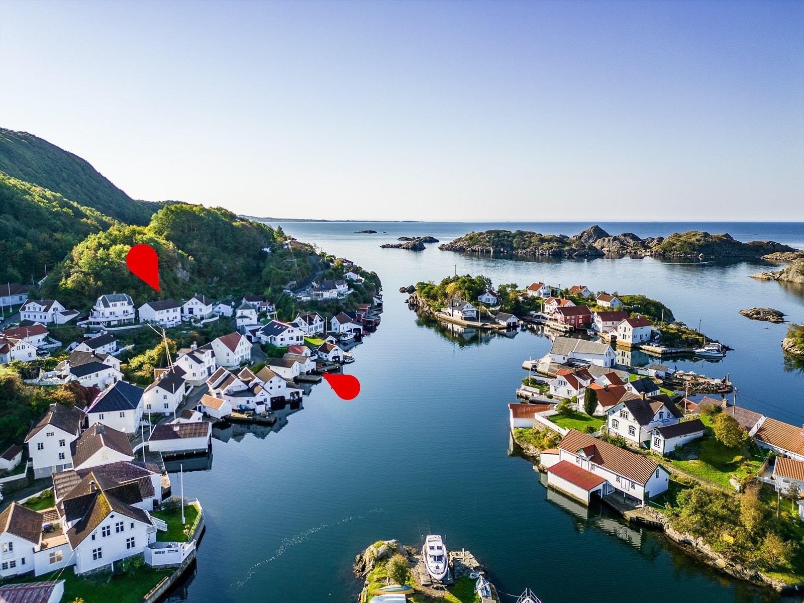 Rasvågveien 339 ligger lunt, solrikt og vestvendt til i hjertet av Rasvåg på øya Hidra - like utenfor Flekkefjord! Galleribilde