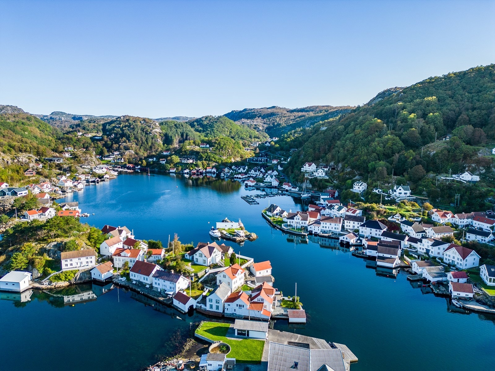 Rasvåg ligger på den østre delen av Hidra, og er i likhet med Kirkehamn en gammel uthavn. Galleribilde