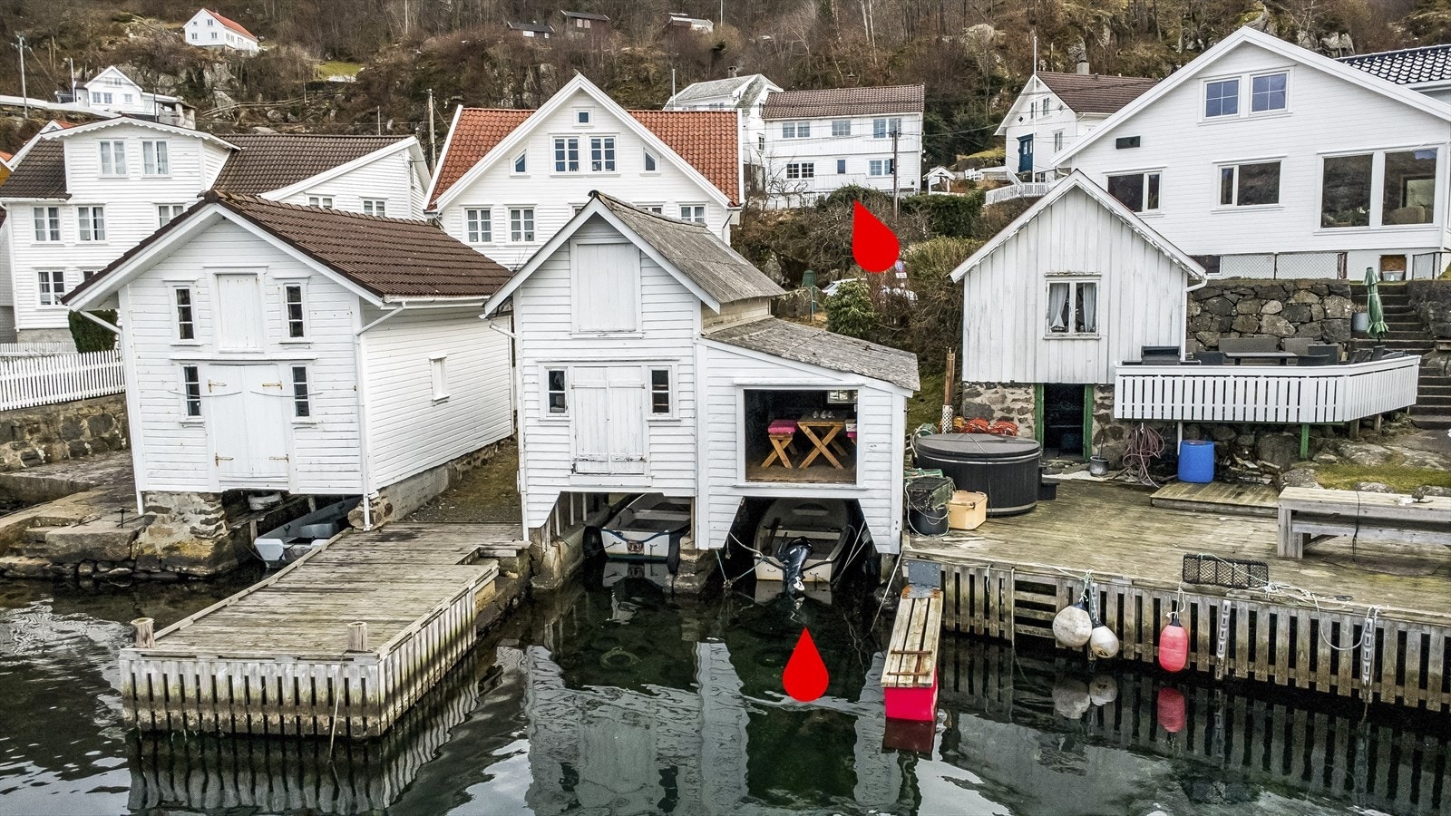 Med eiendommer følger halvpart av båthus Galleribilde