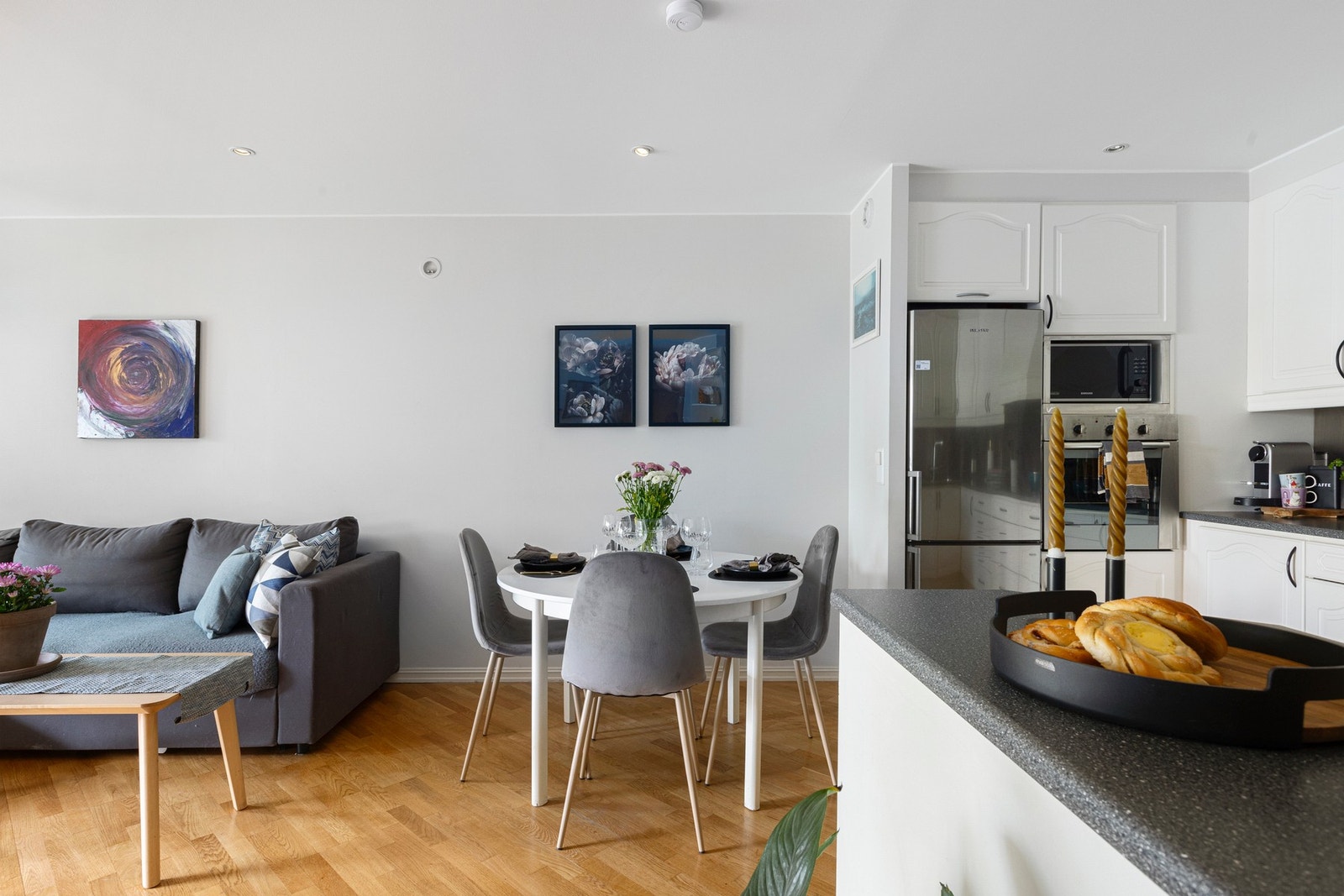 I tilknytning til stue/kjøkken er det plass til spisebord. Galleribilde
