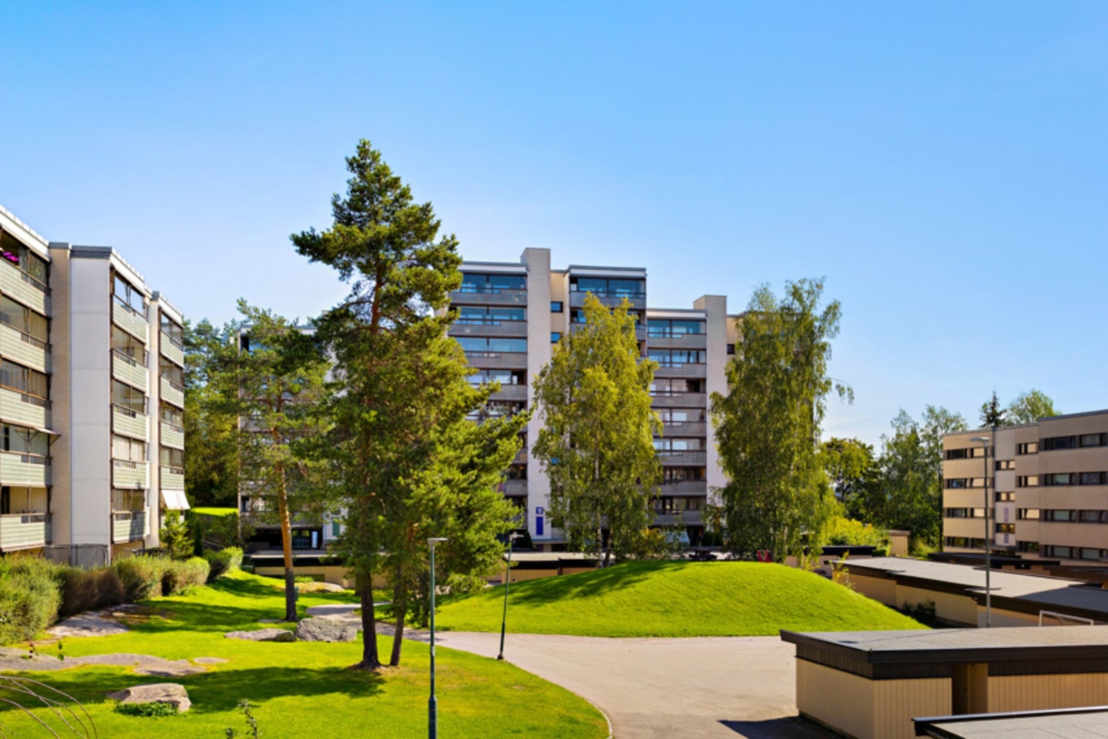 Borettslaget består av 332 andelsleiligheter. Tiurleiken har et pent opparbeidet uteområde bestående av lekeplasser, ballplass, grillplass, grønnsakshage, frukttrær og sitteområder. Galleribilde