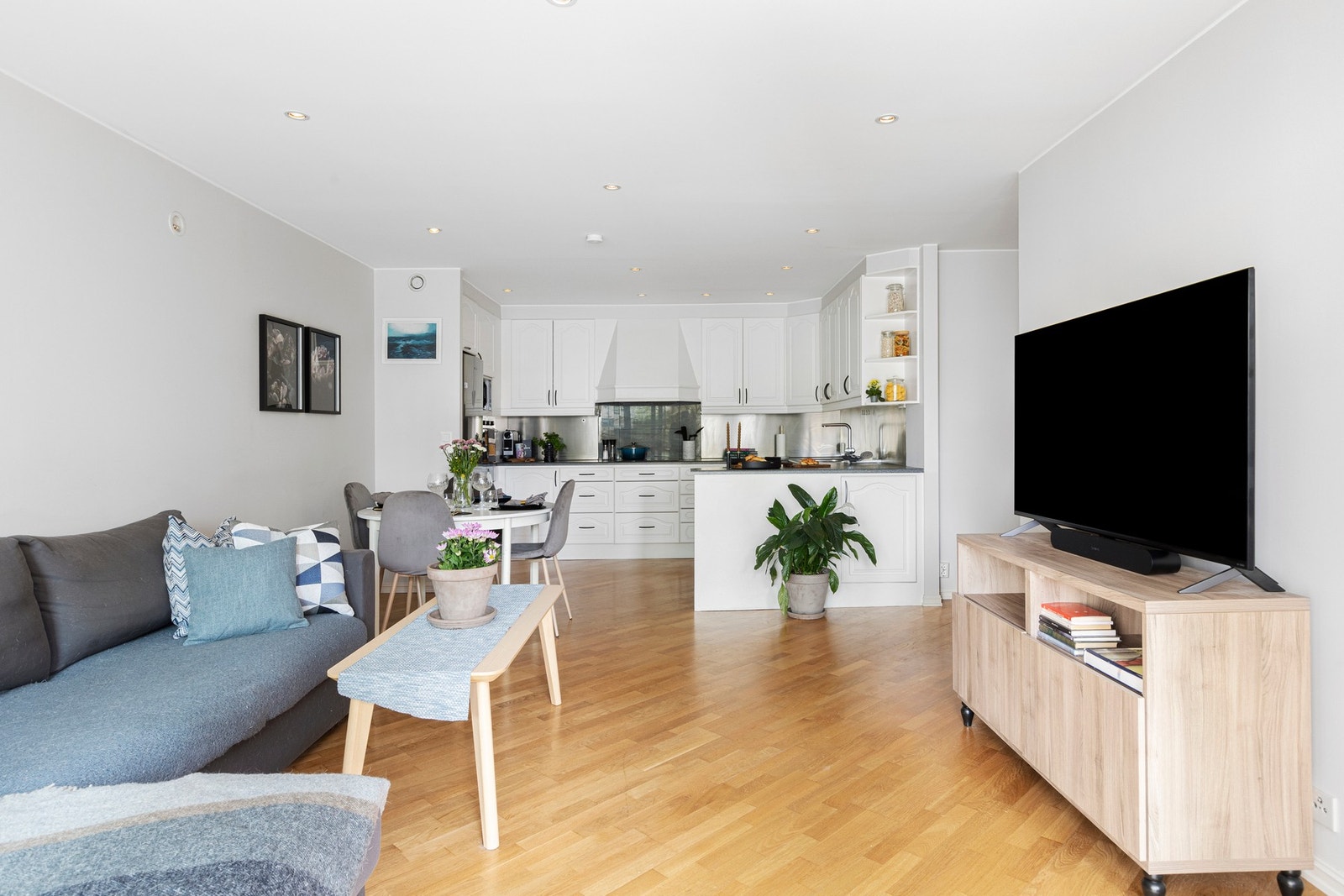 Den åpne planløsningen mot stuen gjør det enkelt å være sosial mens du lager mat - perfekt for både hverdagsmiddager og helgekos. Galleribilde