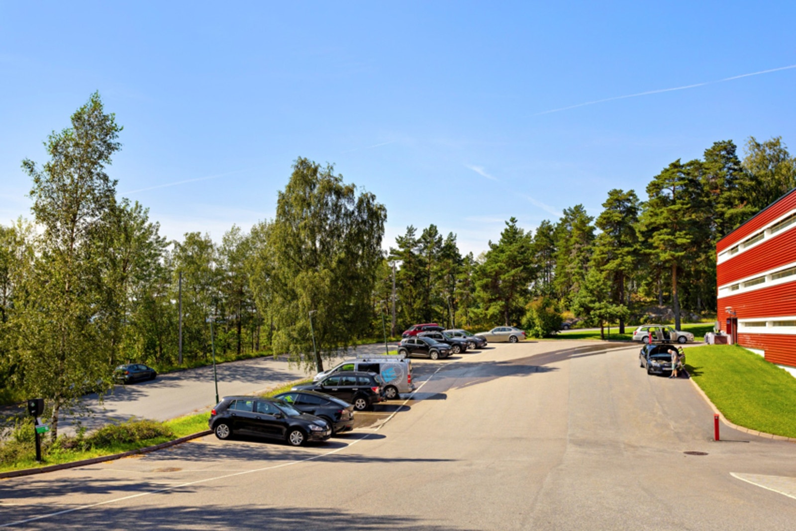 Gjester kan parkere inntil 3 døgn på anviste gjesteplasser. Her er det også ladeplasser mot betaling. Man kan ellers parkere gratis rundt Romsås ringen. Galleribilde