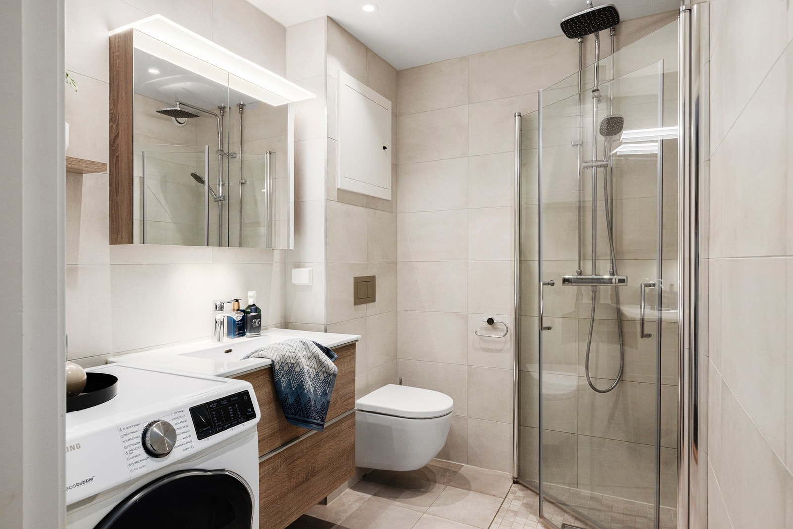 Sjekk ut dette lekre badet! Badet ble grundig rehabilitert i regi av borettslaget i 2020, utført av fagfolk med høy standard. Galleribilde