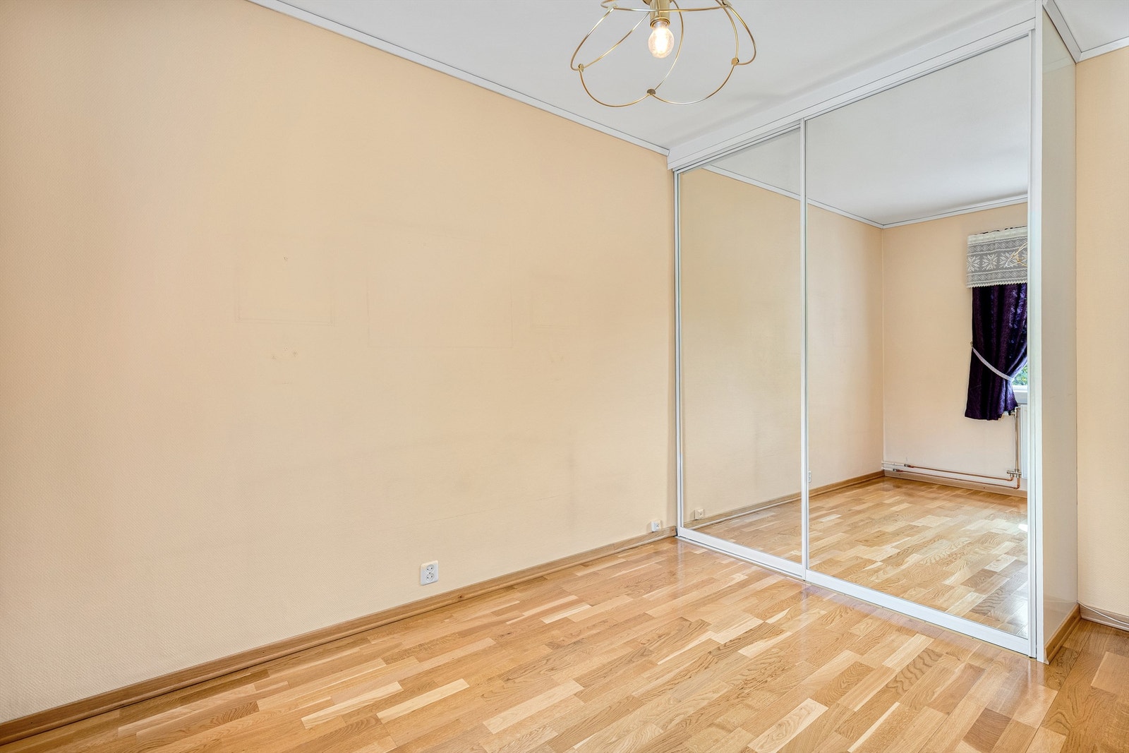 Skyvedørsgarderobe på hovedsoverommet Galleribilde