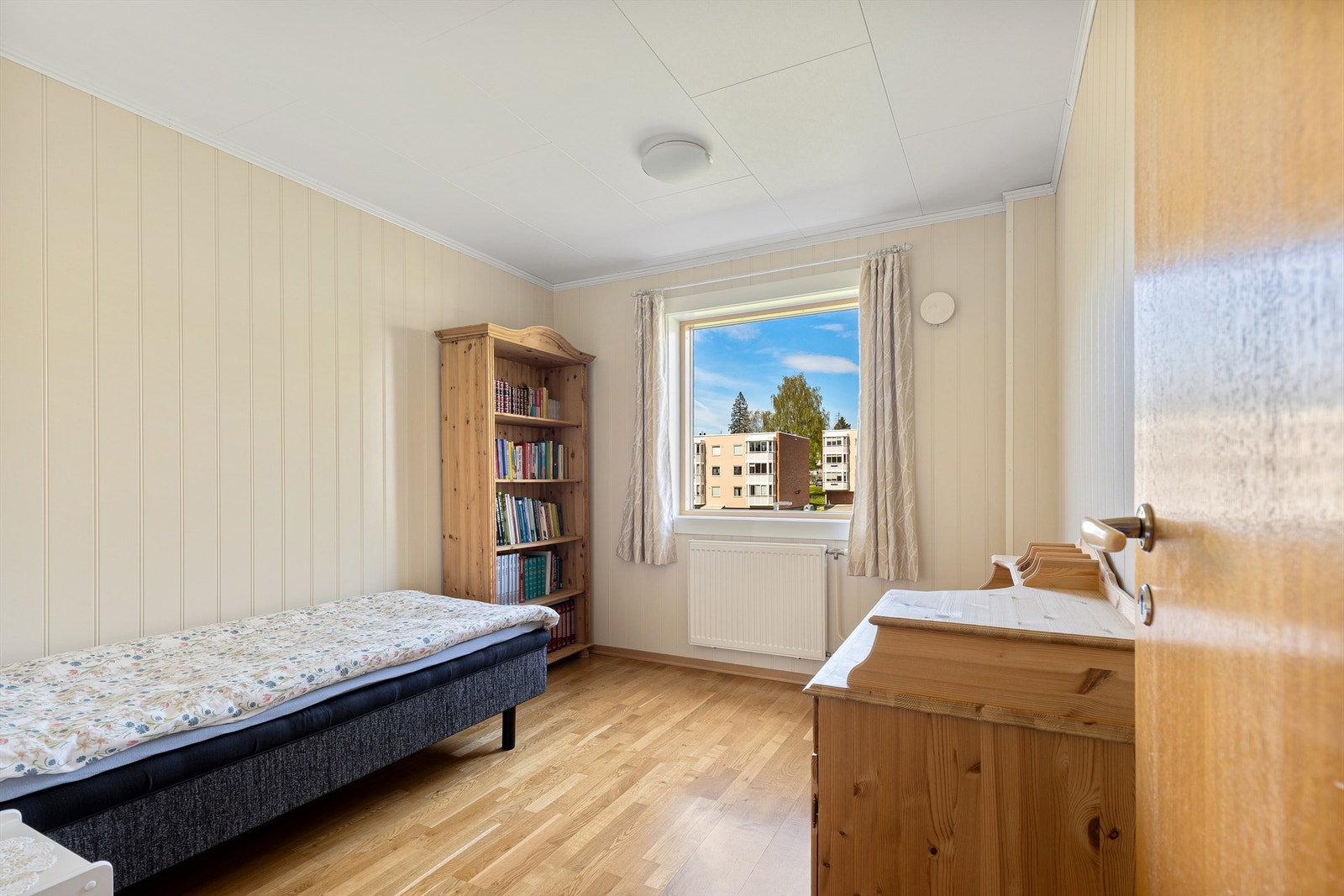 Soverom med parkettgulv og smartpanel på vegg. Galleribilde