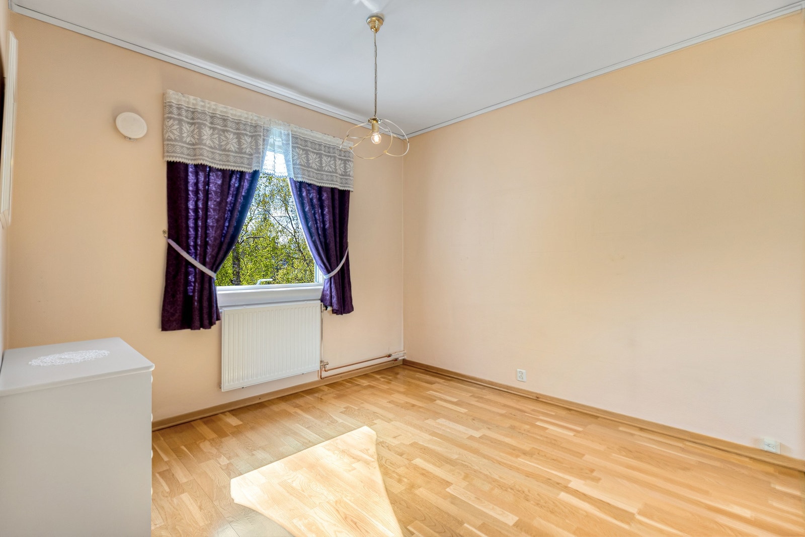 Hovedsoverommet har malte overflater, parkett på gulv og oppvarming fra radiator Galleribilde