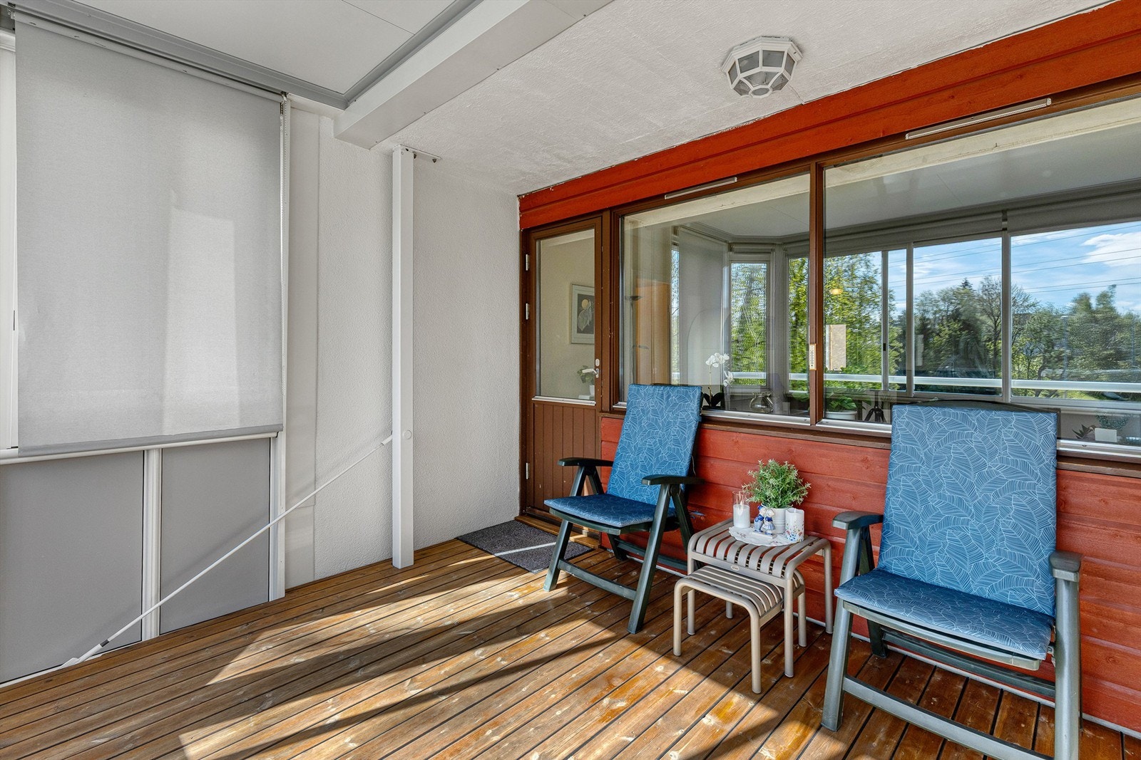 Det er god plass til både grill og utemøbler på balkongen Galleribilde