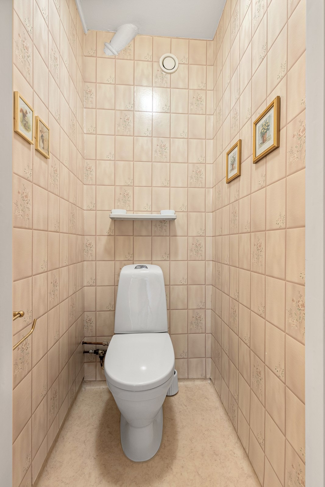 Wc med belegg på gulv og tapet på vegg. Toalett ble skiftet i 2019 Galleribilde