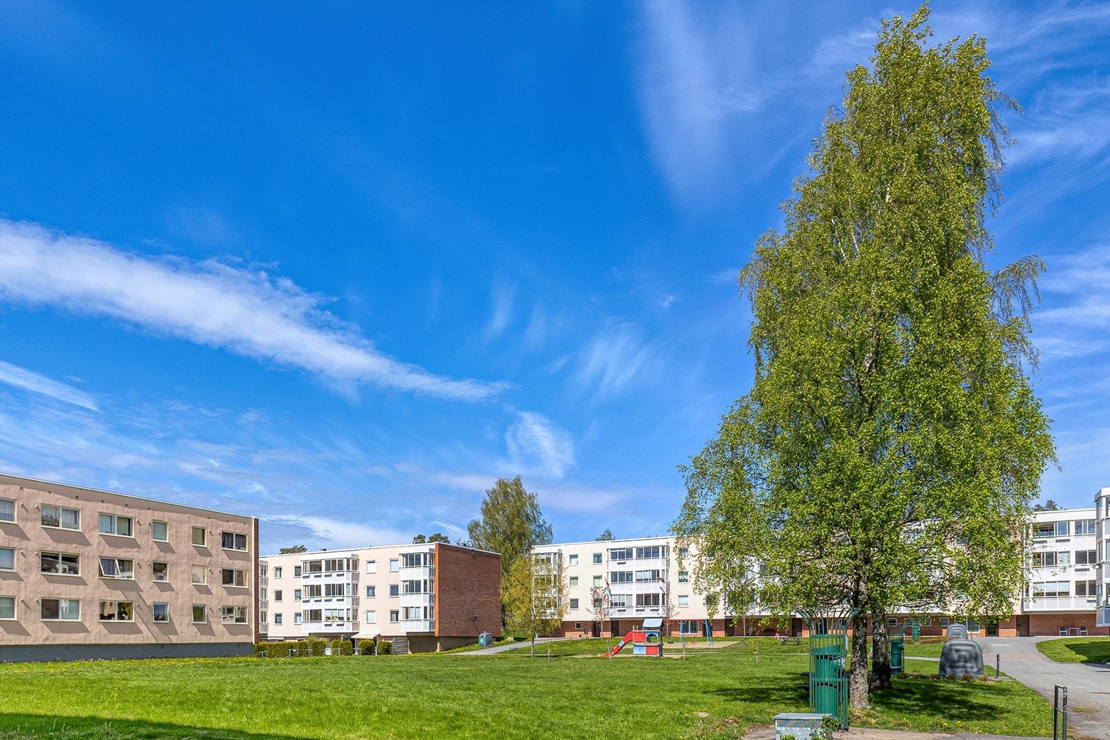 Fellesområdet rett på baksiden av blokken har stor gressplen, og lekeplass. Galleribilde