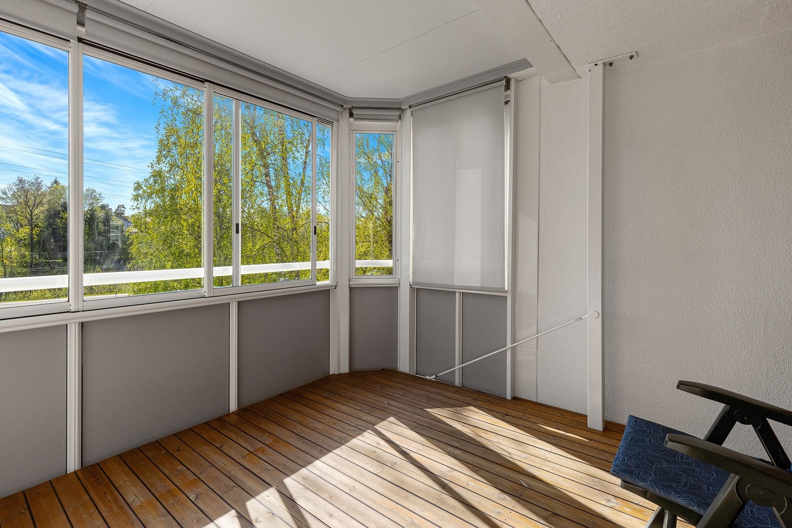 Balkongen har rullgardin for solskjerming Galleribilde