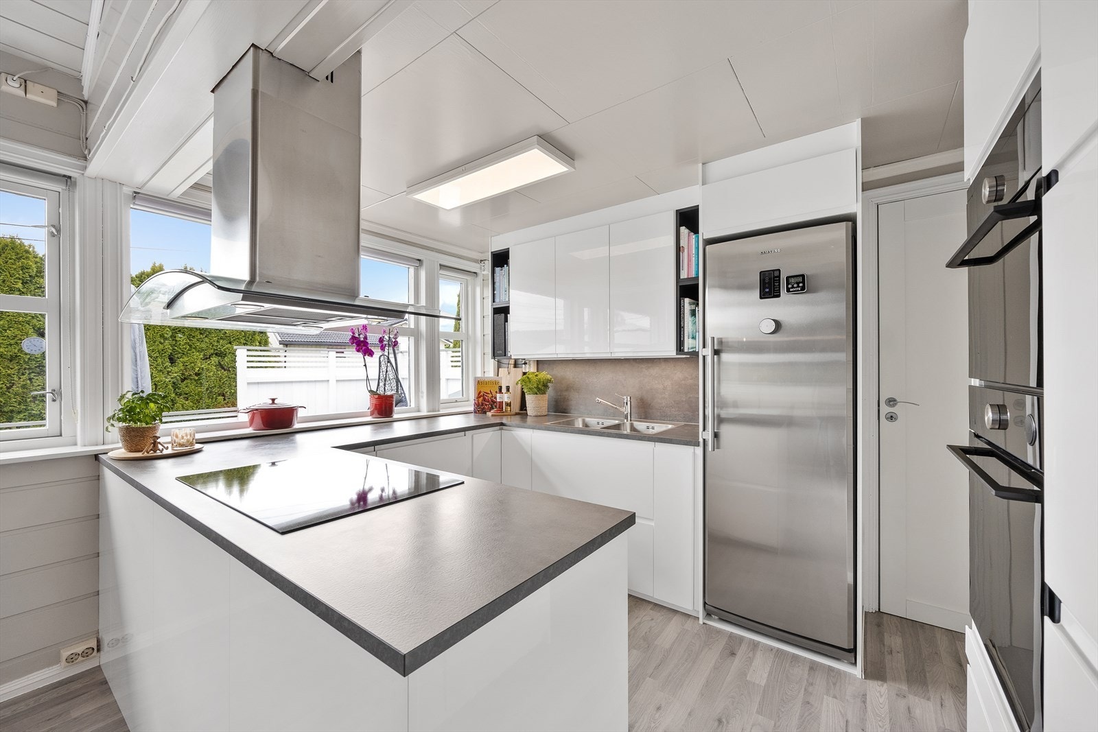 Fra gangen kommer du inn til et moderne Ikea kjøkken fra 2019. Galleribilde