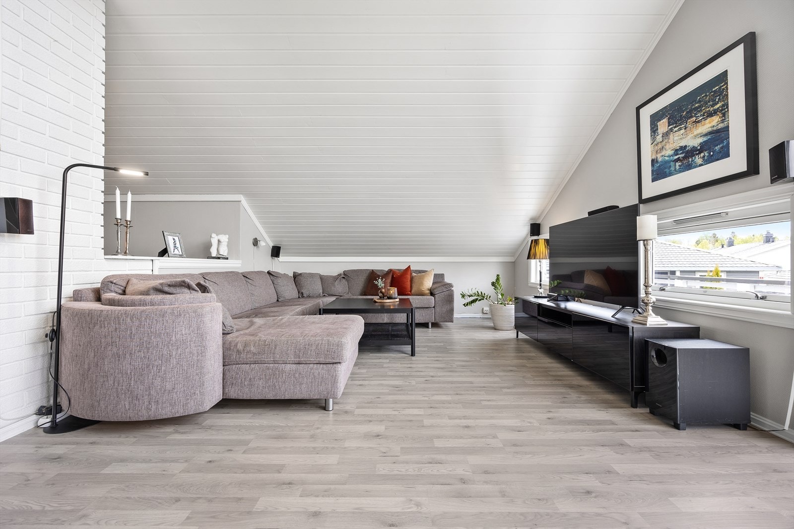 Stuen er praktisk utformet med flere sosiale soner. Galleribilde