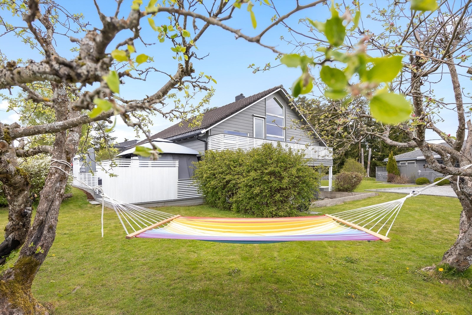 Sjarmerende hage med plass til hengekøye. Galleribilde