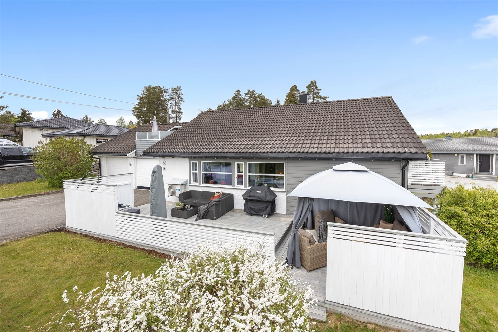 Her får du en stor og pent opparbeidet tomt med boltreplass for hele familien samt store og solrike terrasser. Galleribilde