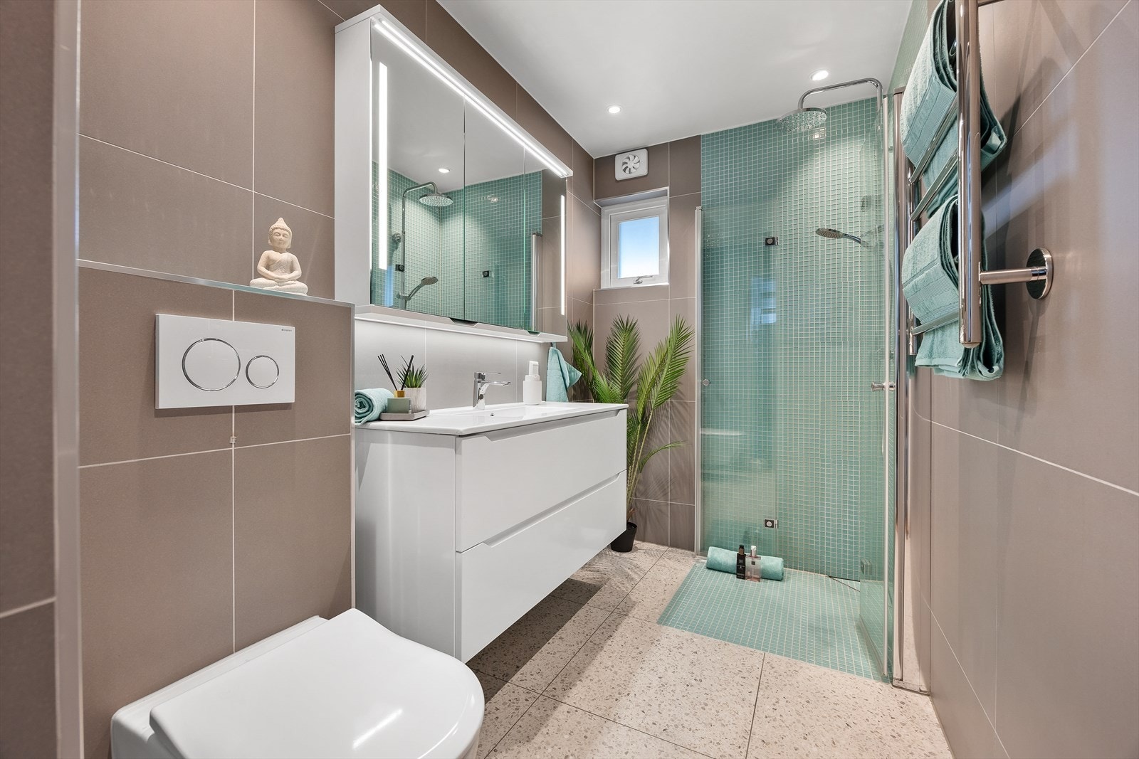 Delikat og stilfullt bad fra 2020 med varmekabler, godt med downlights og mekanisk avtrekk. Galleribilde