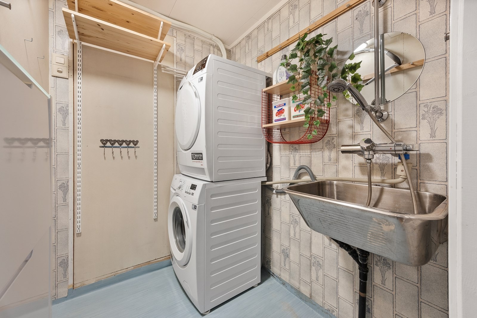 Praktisk vaskerom med opplegg for vaskemaskin/tørketrommel og utslagsvask. Galleribilde