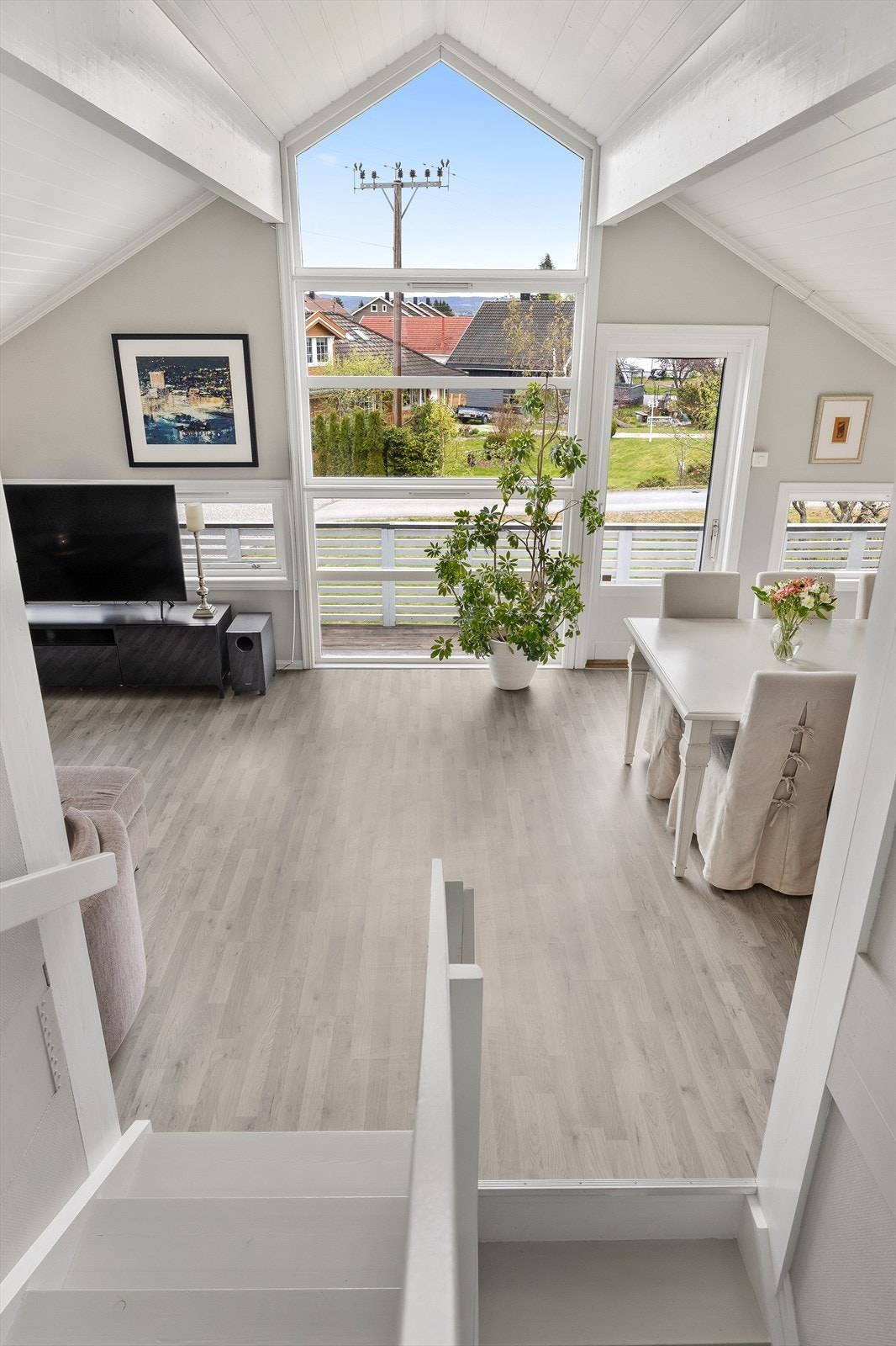 Denne boligen fra 1984 byr på en unik kombinasjon av stil og funksjonalitet med sine halve etasjer og fantastiske takhøyde. Galleribilde