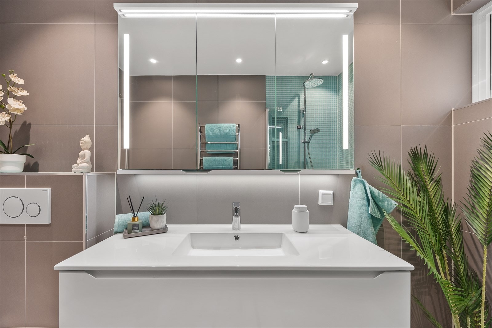 Innredet med norsk innredning med to dype skuffer, speilskap med lys på skap og inni, toalett og dusjhjørne med innfellbare dører. Galleribilde