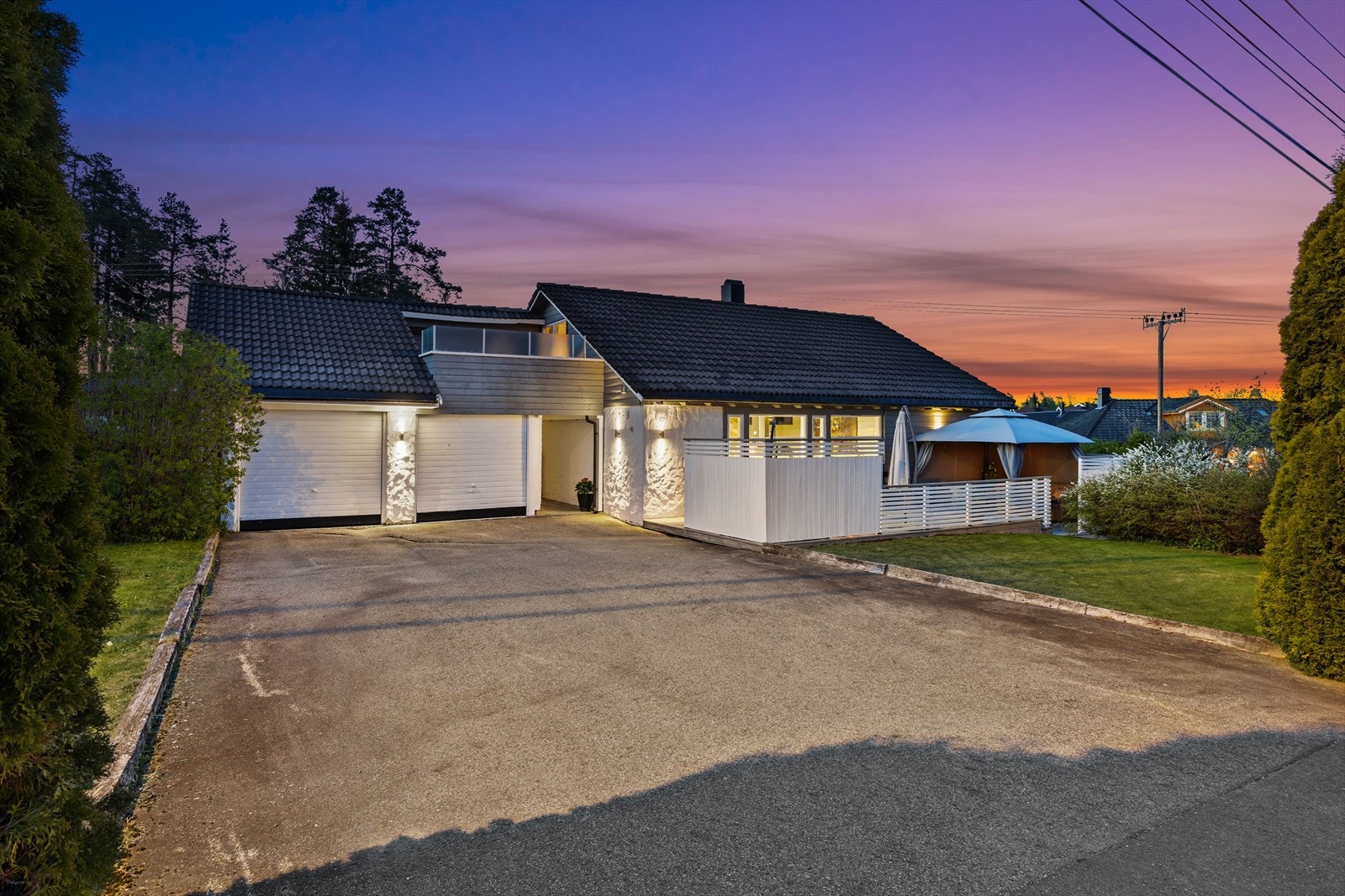Bilene kan parkeres i boligens dobbel garasje med to porter. Galleribilde
