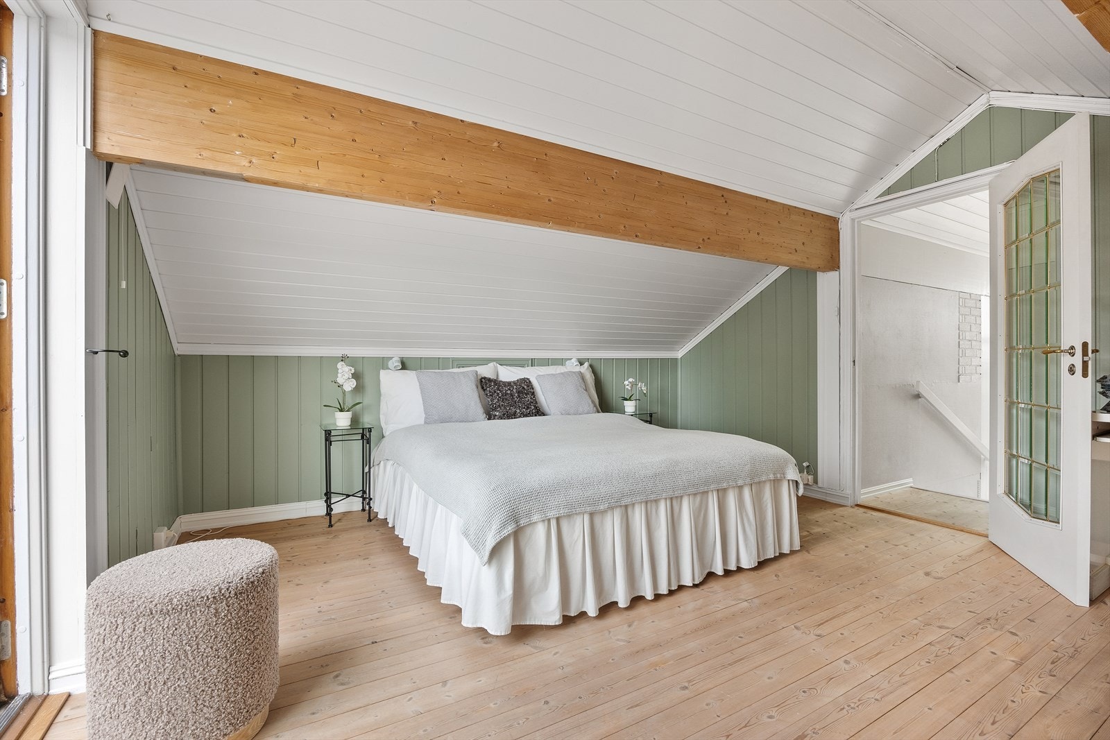 På øverste plan finner du et allsidig rom som kan benyttes som et hovedsoverom eller en koselig loftsstue, alt etter behov. Galleribilde