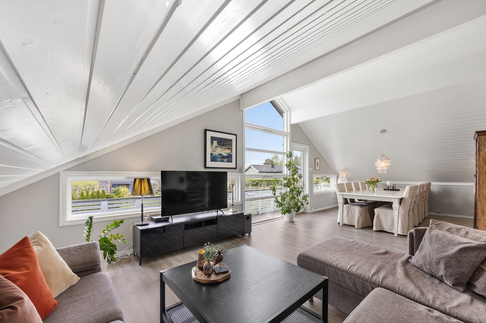 Det er god plass til både sofagruppe og spisebord. Galleribilde