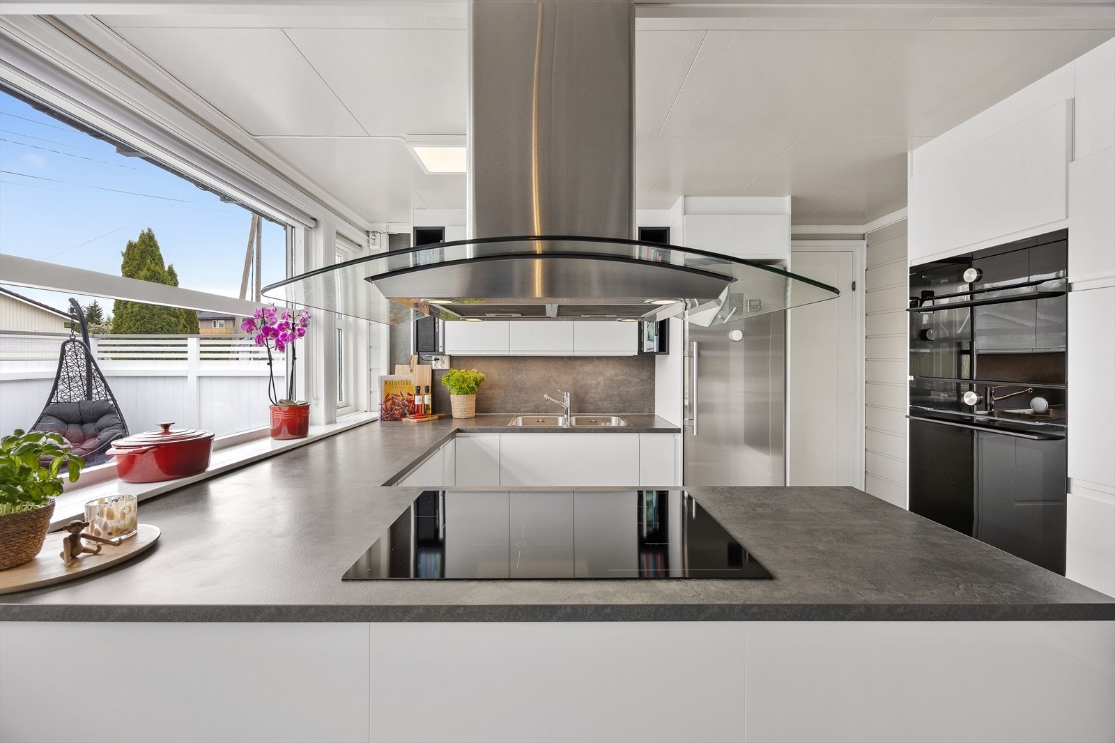 Kjøkkenet har integrerte hvitevarer som komfyr, oppvaskmaskin, platetopp og mikrobølgeovn. Galleribilde