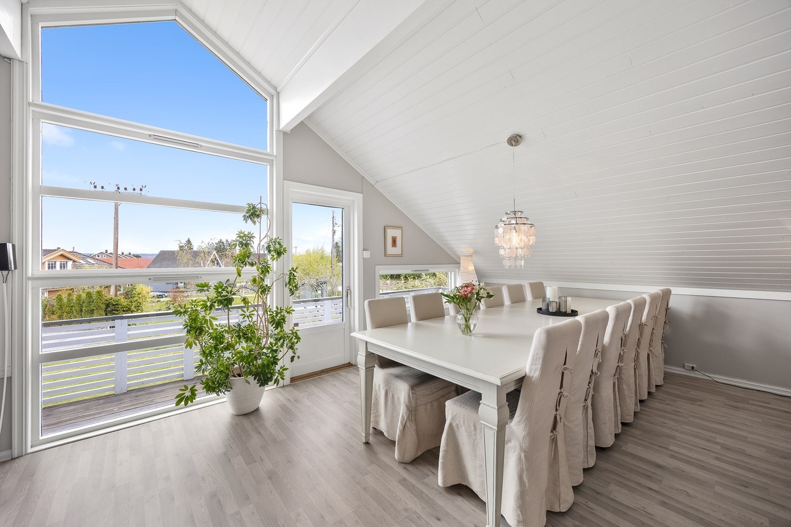 God plass til et stort spisebord. Galleribilde