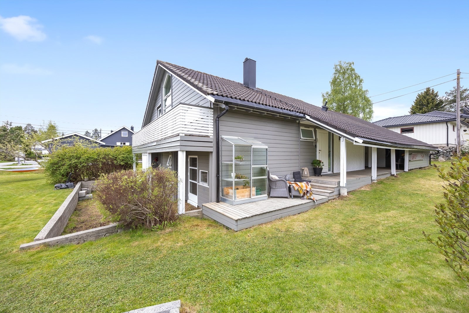 Boligen ligger på en flott hjørnetomt i et etablert område på Eidsvoll. Galleribilde