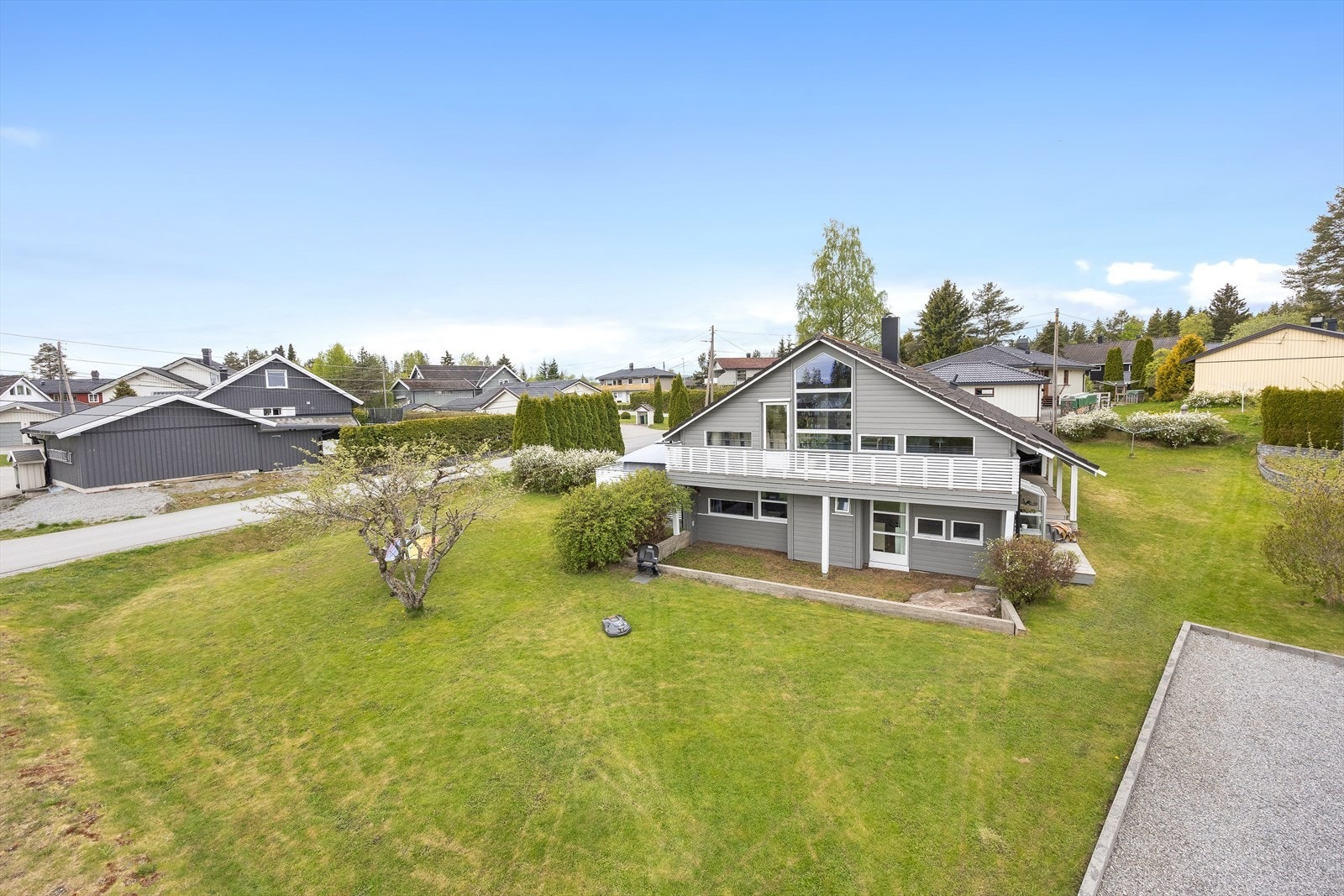 Her får du en stor og pent opparbeidet tomt med boltreplass for hele familien samt stor og solrik terrasse. Galleribilde