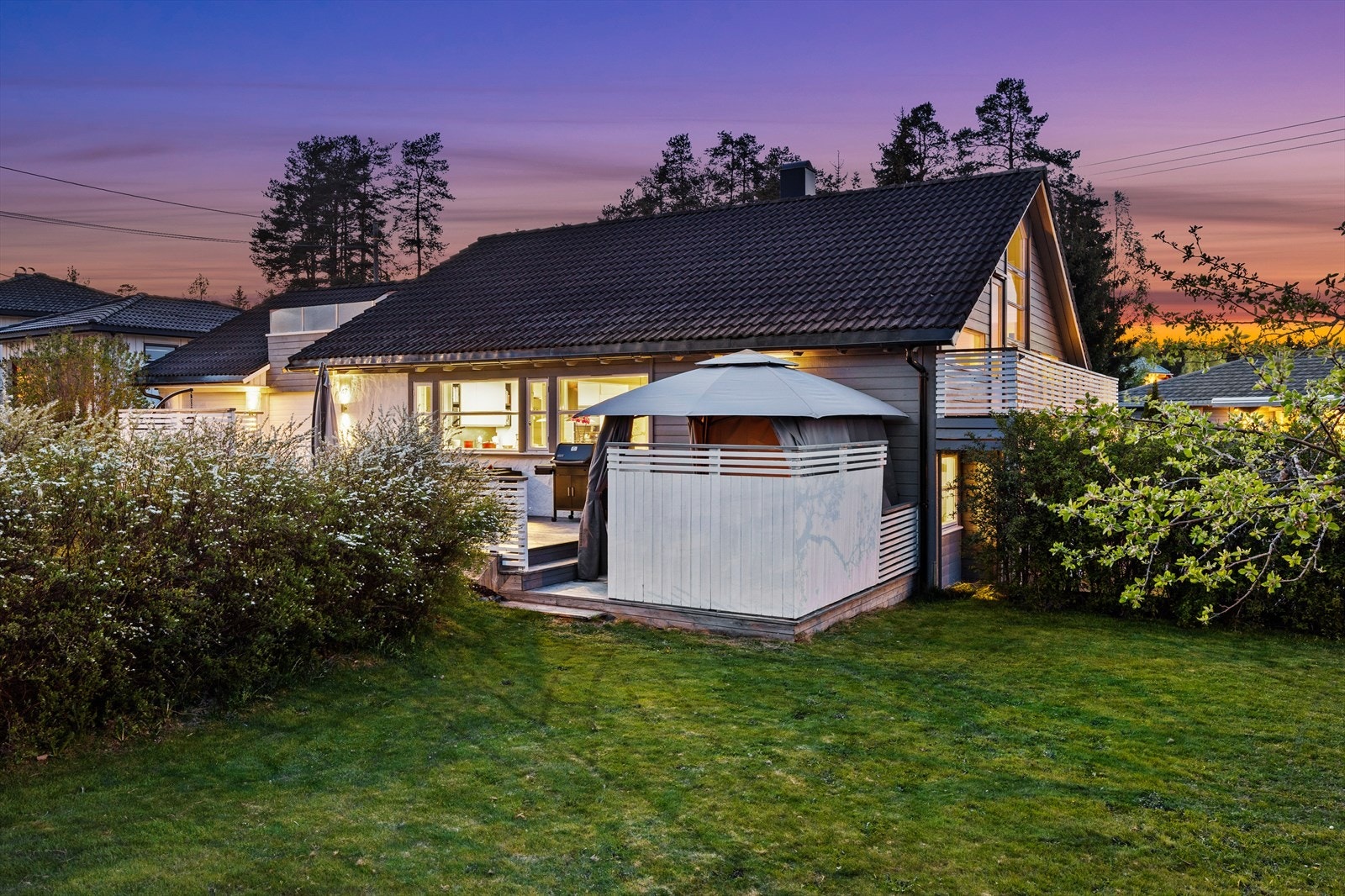 Boligen ligger tilbaketrukket i et rolig boområde som er perfekt for barnefamilier. Galleribilde