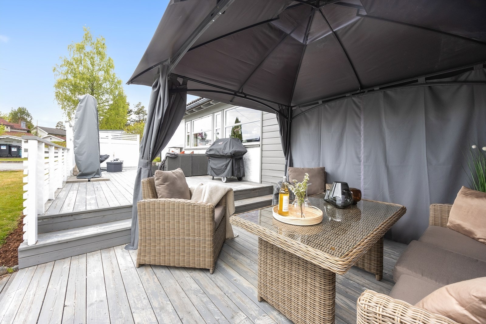 Her har du god plass til flere sittegrupper, planter og grill. Galleribilde