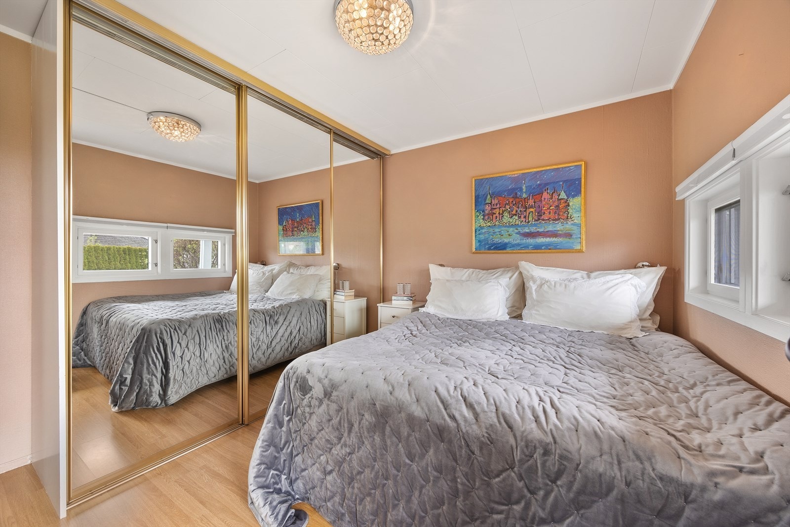 Godt med oppbevaringsplass i skyvedørsgarderobe. Galleribilde