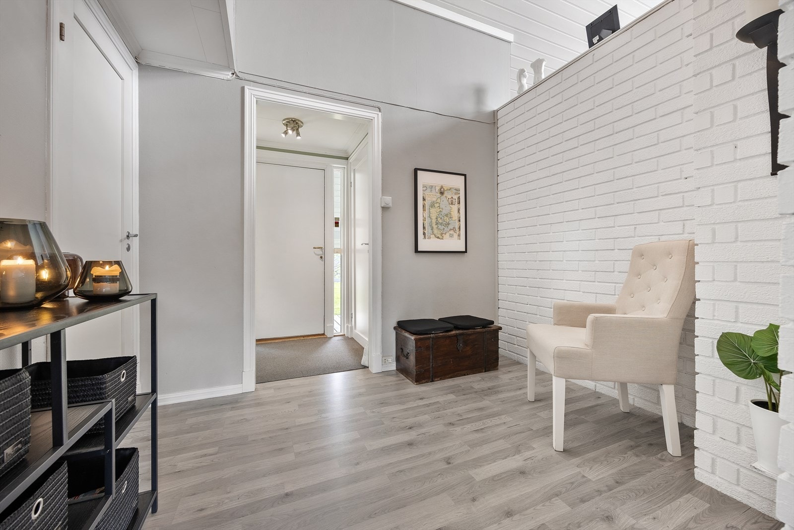 Hall med plass til kommode/garderobe for ekstra lagringsplass. Galleribilde